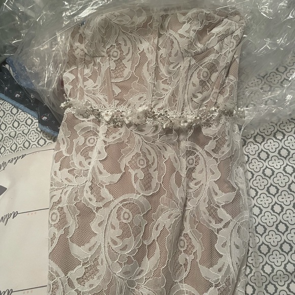 Wedding dress - Picture 3 of 12